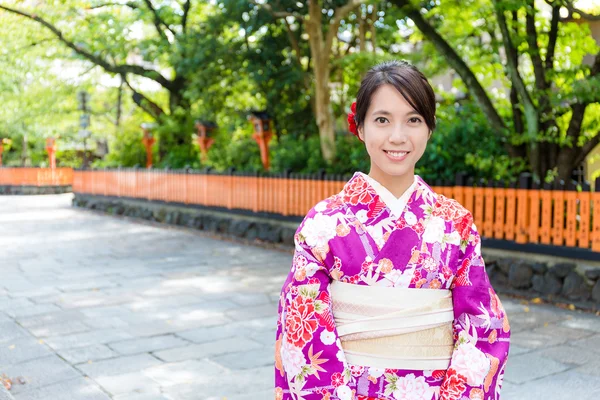 Mulher asiática vestindo quimono japonês — Fotografia de Stock