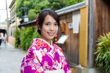 Asyalı kadın giyen Japon kimono
