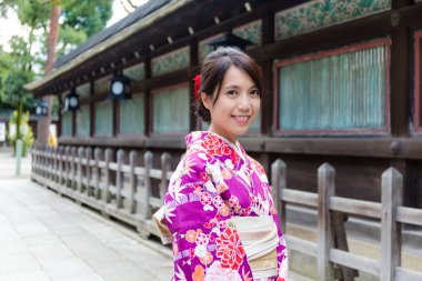 Asyalı kadın tapınakta kimono giymiş