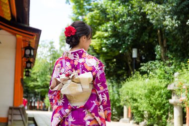 Genç kimono giyen kadın elbise