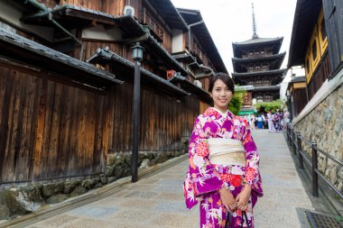 Asyalı genç kadın yasaka pagoda içinde