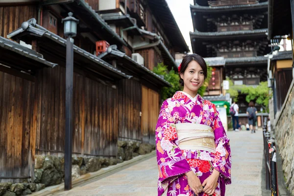 Asiatique jeune femme dans yasaka pagode — Photo