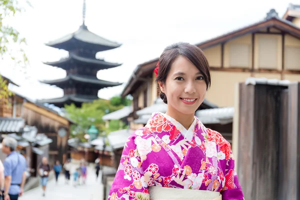 Asiatique jeune femme dans yasaka pagode — Photo