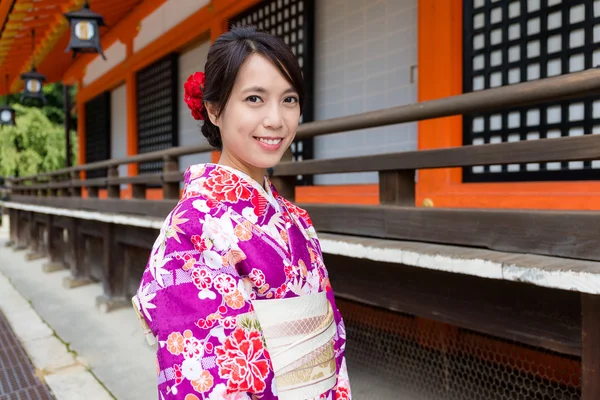 Asian young woman at temple — Stock Photo, Image