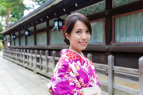 Asian young woman at temple — Stock Photo, Image