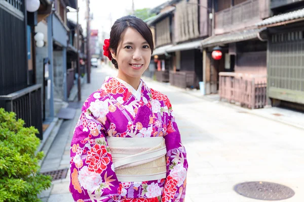 Mujer asiática usando el vestido de kimono — Foto de Stock