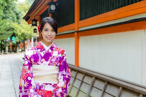 Asiatische Frau trägt das Kimono-Kleid — Stockfoto