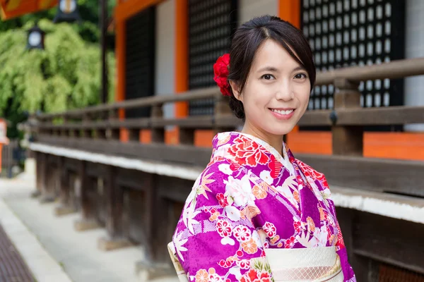 Asian young woman at traditional temple — ストック写真