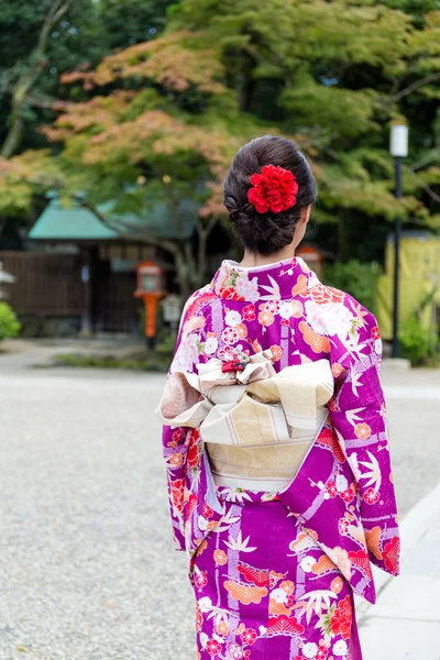 Молодая женщина ждет кимоно — стоковое фото