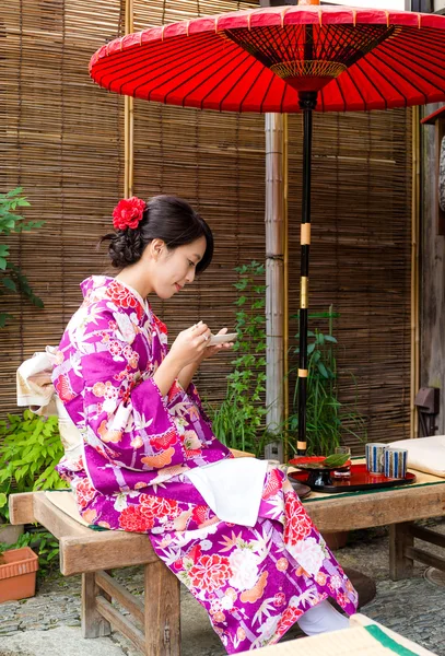 Mulher tendo a sobremesa na casa de chá — Fotografia de Stock