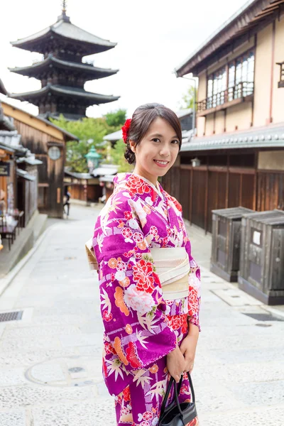 Mujer joven asiática en yasaka pagoda — Foto de Stock