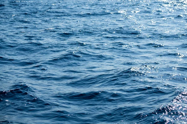 Superfície azul do mar e ondas — Fotografia de Stock