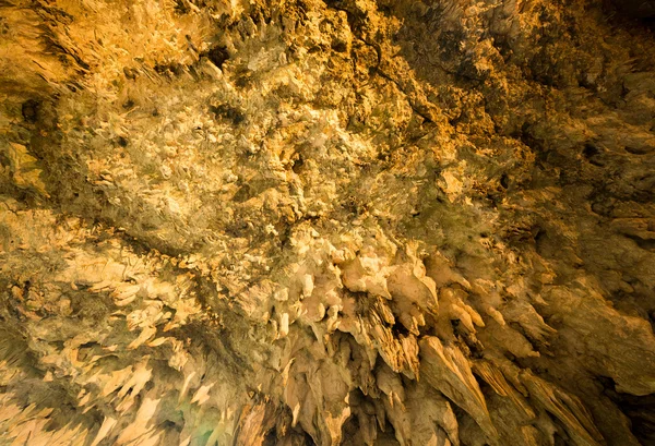 Stalactites à l'intérieur grotte — Photo