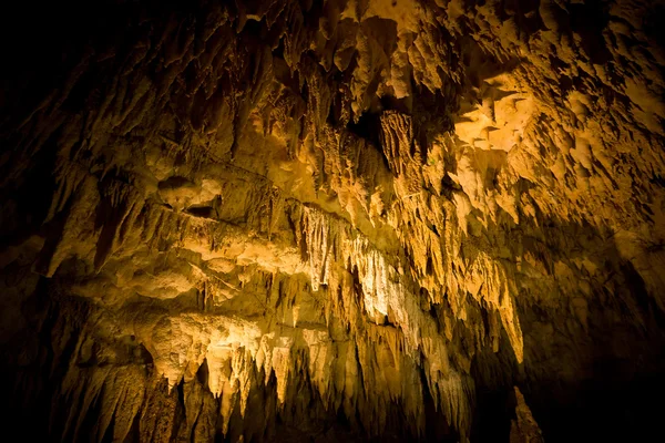 Stalactites à l'intérieur grotte — Photo