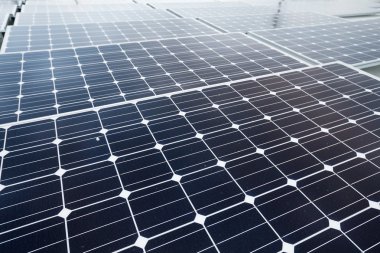 Binanın çatısında güneş panelleri