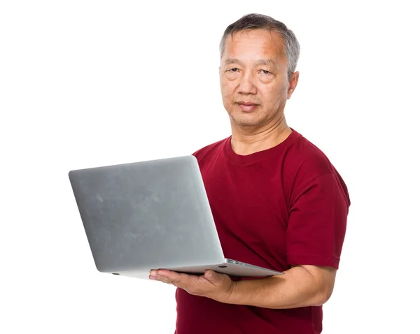 Aziatische oude man in rode t-shirt — Stockfoto