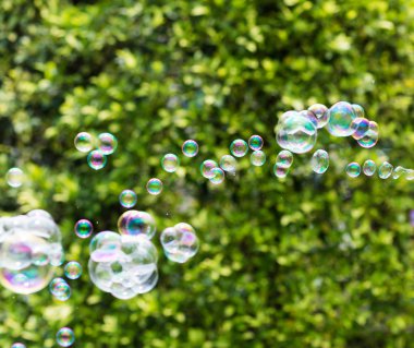 Gökkuşağı kabarcıklar balonu üfleyici üzerinden 