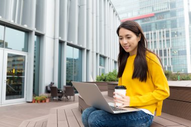 Dizüstü bilgisayar ve kahve fincanı kadın ile