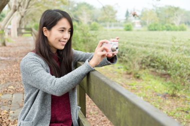 Dijital fotoğraf makinesi kullanan kadın