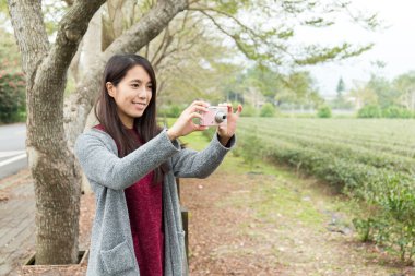 Dijital fotoğraf makinesi kullanan kadın