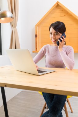 kadın bir arama yapmak ve dizüstü bilgisayar bak