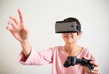 Sanal gerçeklik aygıtıyla kadın