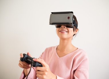 Sanal gerçeklik aygıtıyla kadın