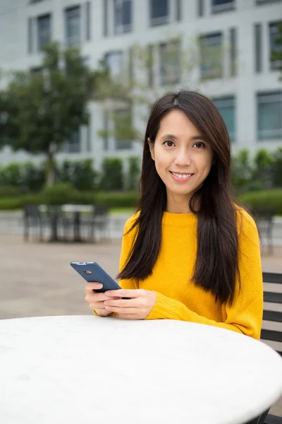 Asiatisk kvinna som använder mobiltelefon — Stockfoto