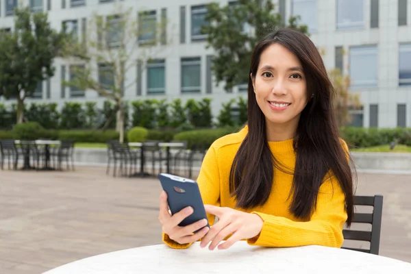 Mujer asiática usando teléfono móvil —  Fotos de Stock