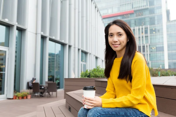 Vrouw met koffiekopje bij buiten — Stockfoto