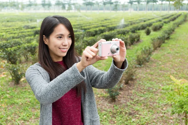 Frau mit der Digitalkamera — Stockfoto