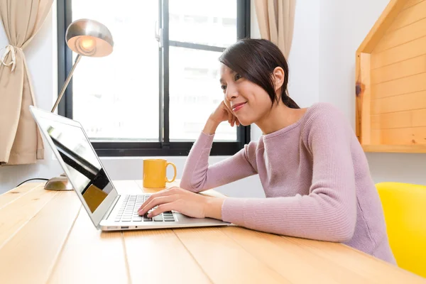 Mujer asiática usando computadora portátil —  Fotos de Stock