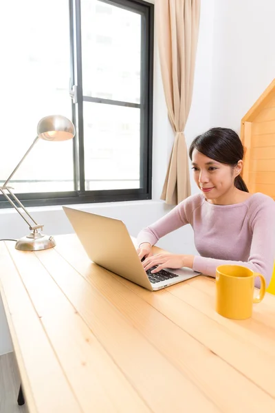 Asiatisk kvinna att skriva på bärbar dator — Stockfoto