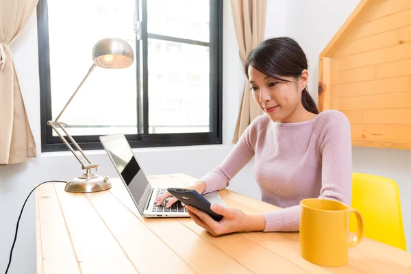 Asiatisk kvinna med laptop och mobiltelefon — Stockfoto