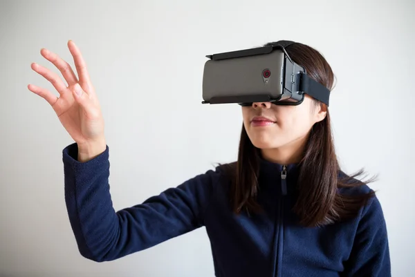 Kobieta za pomocą wirtualnej rzeczywistości urządzenia — Zdjęcie stockowe