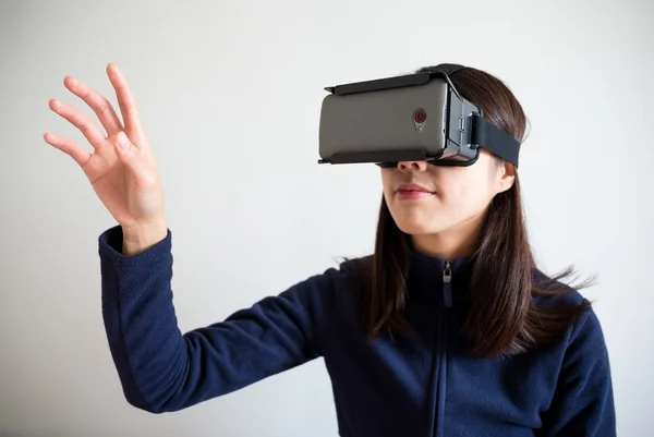 Frau nutzt Virtual-Reality-Gerät — Stockfoto