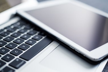 Dizüstü bilgisayar ve dijital tablet
