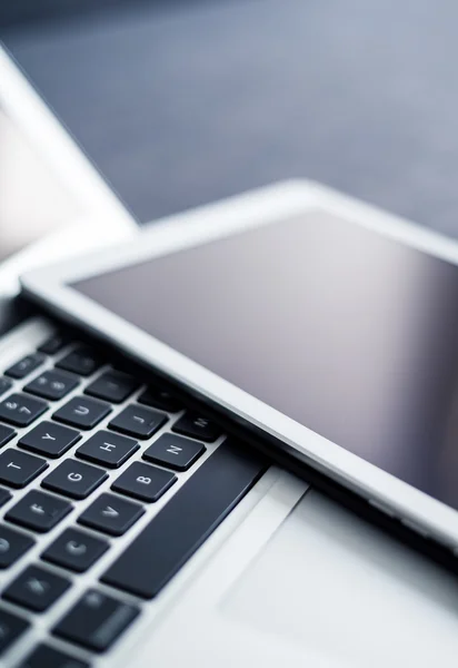 Notebook computer and digital tablet — Stock Photo, Image