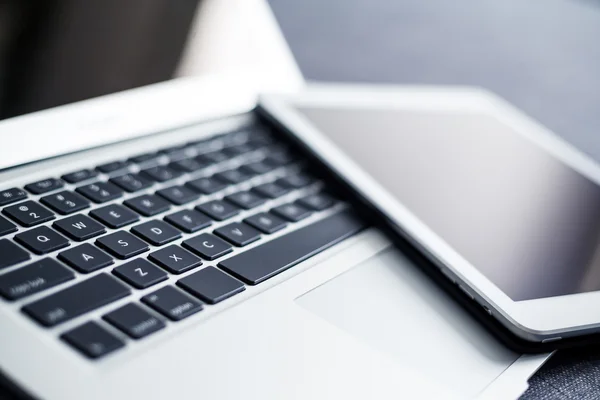 Notebook computer and digital tablet — Stock Photo, Image