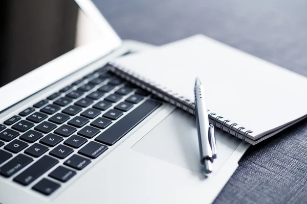 Laptop computer and notebook with pen — Stock Photo, Image