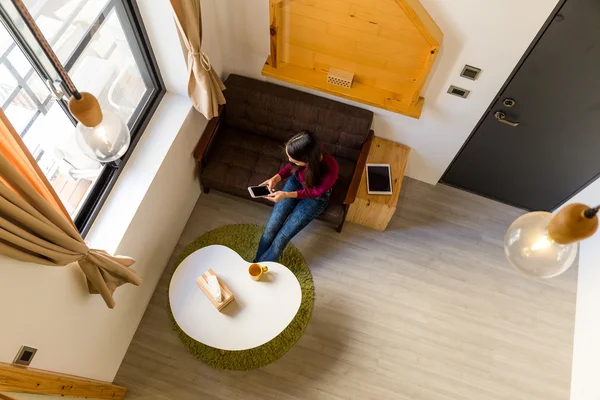 Mujer usando teléfono móvil en casa — Foto de Stock