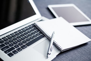 Dizüstü bilgisayar, tablet ve not defteri