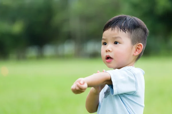 Schattige Aziatische kleine jongen — Stockfoto