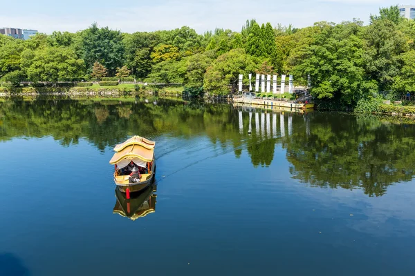 Bateau touristique dans la rivière dans le parc — Photo