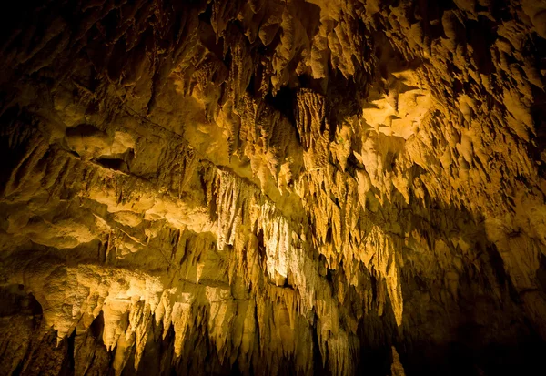 Stalactites à l'intérieur grotte — Photo