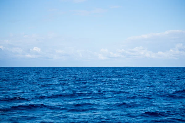 Blå havet ytbehandlar och vågor — Stockfoto