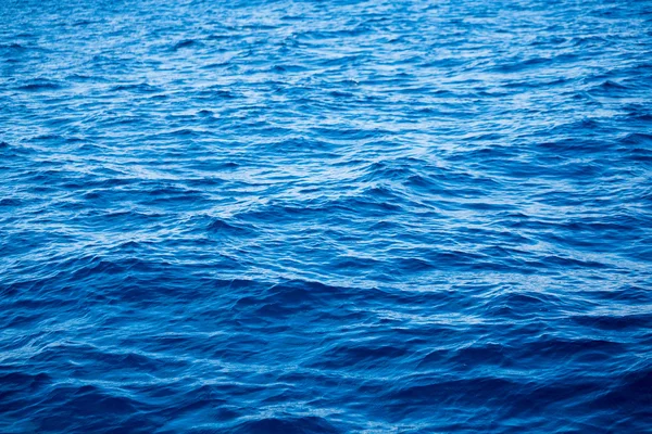 Superfície azul do mar e ondas — Fotografia de Stock