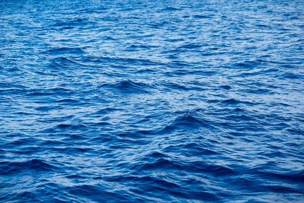 Επιφάνεια του μπλε της θάλασσας και τα κύματα — Φωτογραφία Αρχείου