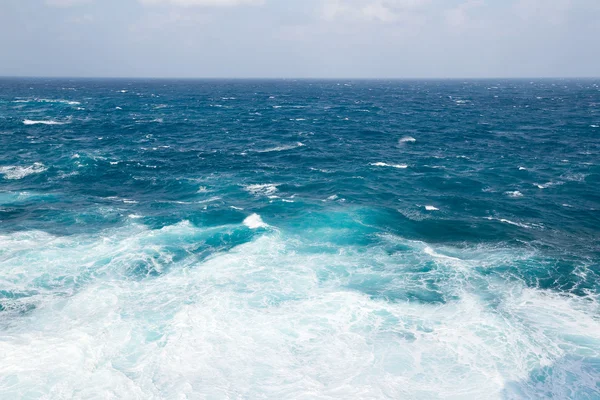 Blå havet ytbehandlar och vågor — Stockfoto