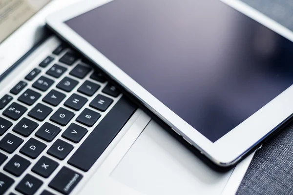 Notebook computador e tablet digital — Fotografia de Stock